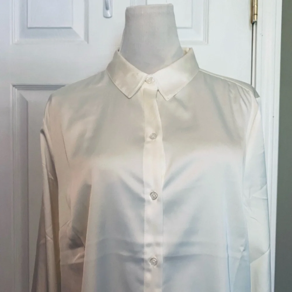 NWOT Women’s L Banana Republic White Dress Shirt Silky Finish
